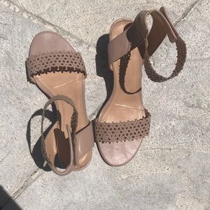 Tan open-toed wedges